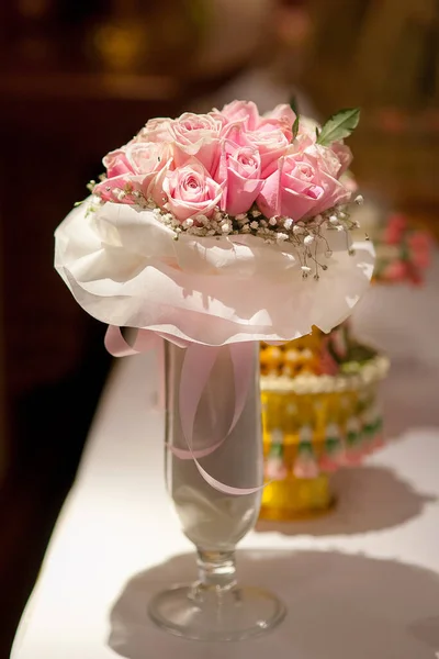 Рожевий Трояндовий Букет Столі — стокове фото