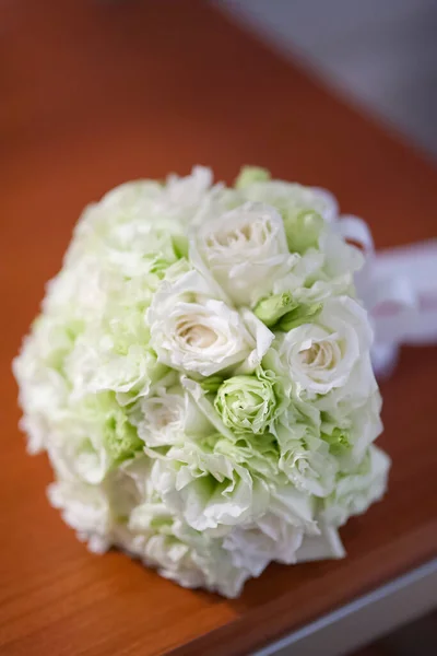 Beautiful White Rose Bouquet Wooden Table — Stock Photo, Image