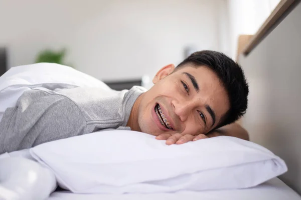 Азіатський Хлопець Брекетами Прокидається Посмішкою Своєму Ліжку — стокове фото