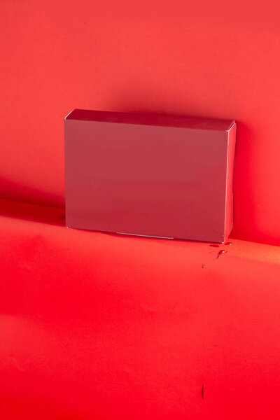пустой красный ящик на красном фоне