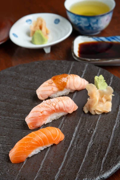 Güzel Japon nigiri suşisi. Somon aburi çeşitleri.
