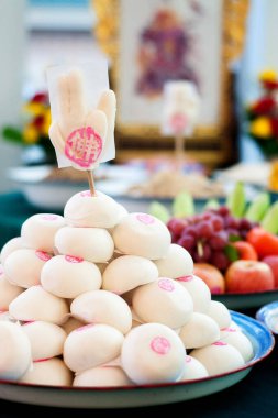 Tepside buğulanmış çörekler Çin cenaze törenine hazırlanıyor.