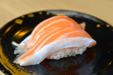 Siyah tabakta somon suşisi