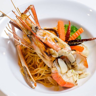 Baharatlı spagetti ızgara ve üstüne sarımsak.