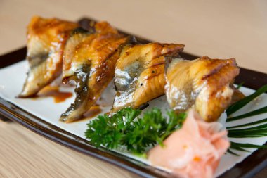 Nigiri sushi ızgara yılan balığı.