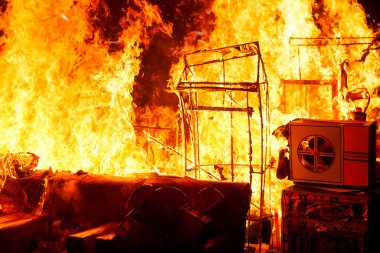 Yanan kağıt parçası ölüme geçiş kartı (Çin cenaze töreninin bir parçası))