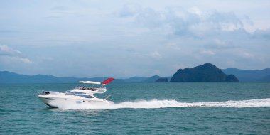 Okyanusta yüzen bir yat.