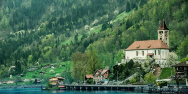 Sessiz göl kenarında sakin bir kilise.