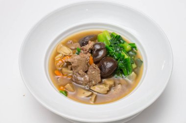 Biftekli kızarmış şehriye, şitake ve soslu Çin lahanası.