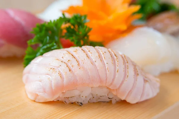 Nigiri sushi ızgara chutoro (Maguro)