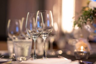 Boş şarap kadehleri güzel yemek masasında hazırlanır.