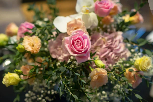 Rosa Rosa Sobre Ramo Flores Colores — Foto de Stock