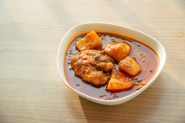 Tayland tavuğu, köri, Tayland tavuğu ve Hint cevizi sütü ve baharatlı patates, beyaz pirinçle yenir.