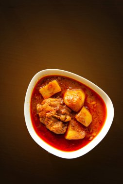 Tayland tavuğu, köri, Tayland tavuğu ve Hint cevizi sütü ve bitkisel baharatlı patates.