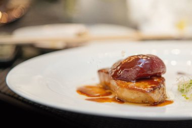 Güzel bir lokantada güzel kaz ciğeri