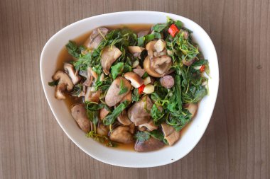 Vejetaryen yemeği - tatlı fesleğenli kızarmış mantar