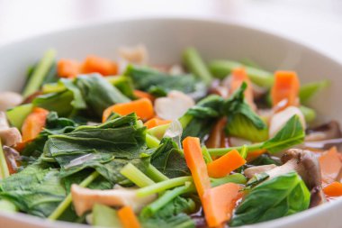 Karışık kızarmış sebze ve mantarın seçici odağı