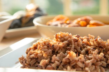 Birkaç mezeli haşlanmış kahverengi pirinç.