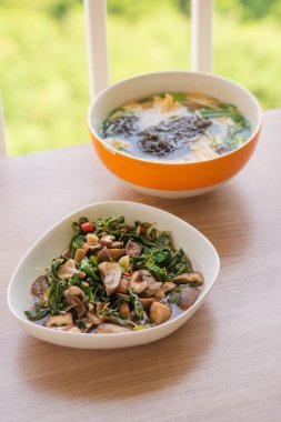 Vejetaryen yemeği - tatlı fesleğenli kızarmış mantar