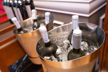 Buz kovasında bir şişe alkol.