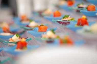 Tahta tabakta çeşitli kanepeler