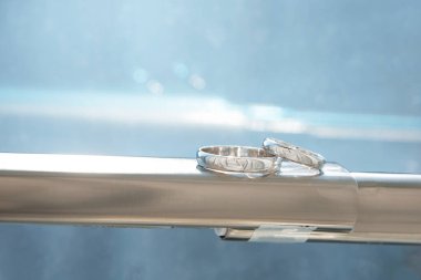 Bir çift alyans açık mavi arka grond üzerinde