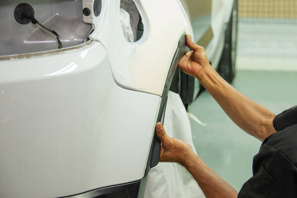 Техник использовать автомобиль замазки оборудование восстановить цвет на кузове автомобиля