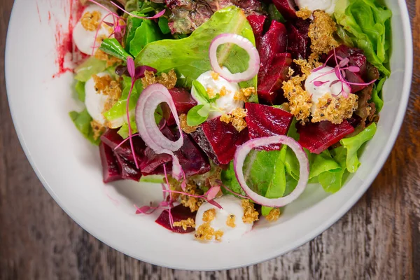 Quinoa pancar salatası - sağlıklı trend yiyecekler