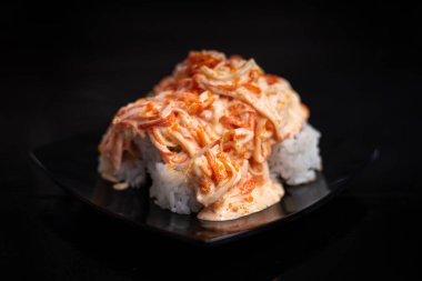 Dilimlenmiş kani baharatlı mayonezli Japon norimaki dürümü.,