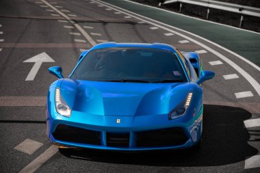 Pattaya Tayland, 08 Mart 2020 Mavi lüks Ferrari 488 örümcek yolda
