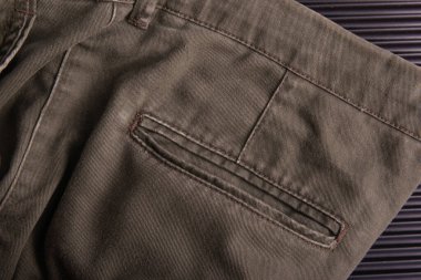 Yeşil pantolonun boş arka cebi