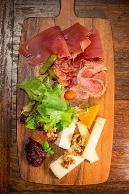 Tahta tabakta çeşitli İtalyan salam eti.