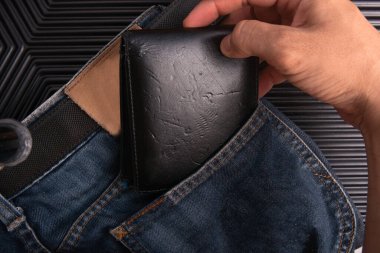 Blue Jean 'in arka cebinde cüzdanına uzanan bir yankesici
