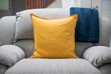 Gri koltukta yumuşak yastık dekoru