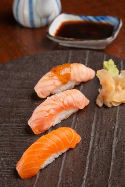 Güzel Japon nigiri suşisi. Somon aburi çeşitleri.