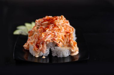 Dilimlenmiş kani baharatlı mayonezli Japon norimaki dürümü.,