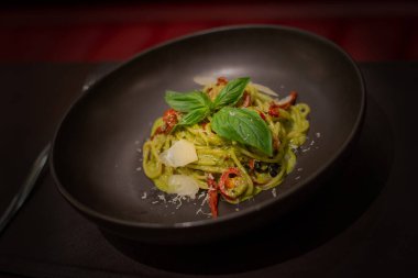 Kızarmış İtalyan spagettisi ve yeşil köri.