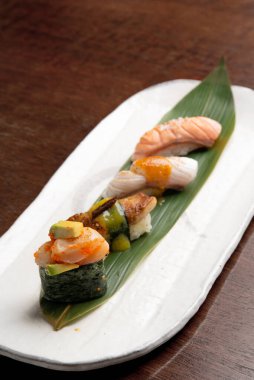 Beyaz tabakta güzel bir nigiri suşi.