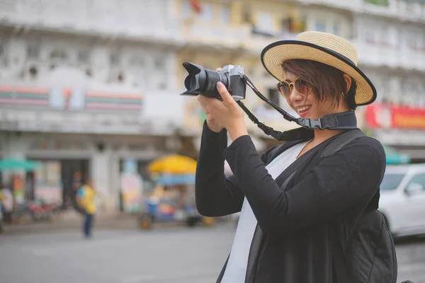 Asiático Señora Tomar Foto Con Divertido Sonrisa — Foto de Stock