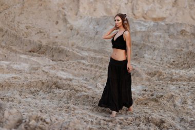 Yazın kumlarda rastalı bir kız