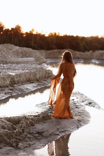 Fille Aux Cheveux Longs Cape Été Transparente Coucher Soleil Dans — Photo