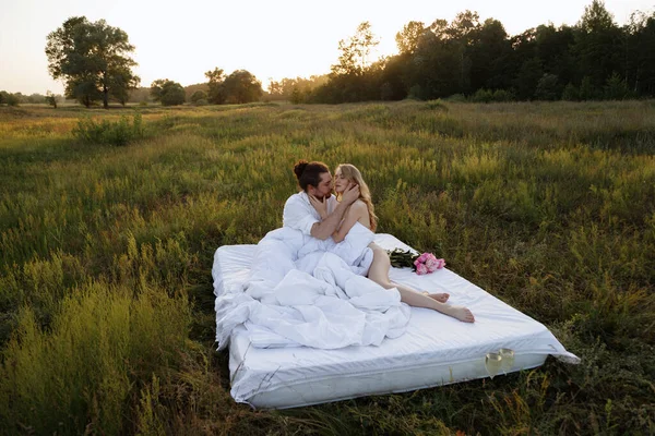 Couple Summer Field Sunset Bed Happy Bouquet Flowers Lying White — Stock Photo, Image