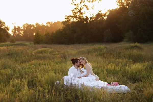 Das Paar Liegt Morgens Morgengrauen Glücklich Bett Werbung Für Bettwäsche — Stockfoto