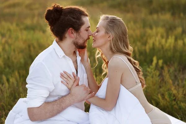 Couple Lit Été Dans Nature Baisers Heureux Blonde Fille Câlins — Photo