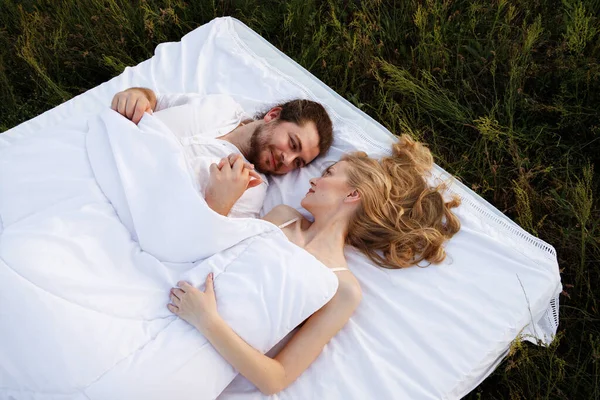 Casal Olha Para Outro Uma Cama Campo — Fotografia de Stock