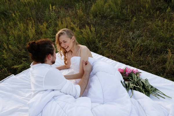 Couple Laughing Happy Morning Bed Summer Field — Stock Photo, Image