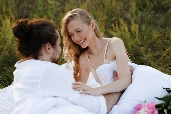 Das Mädchen Lächelt Den Kerl Glücklich Paar Morgens Bett Freien — Stockfoto