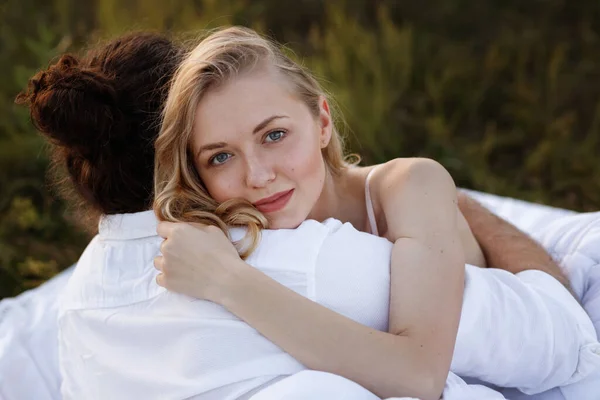 Meisje Blond Knuffelt Haar Vriend Glimlacht — Stockfoto