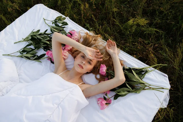 Blonde Girl Bed Field Girl Peonies — Stock Photo, Image