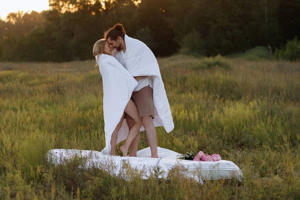 Chica Compañero Cama Una Manta Campo Atardecer Felices Juntos Pareja —  Fotos de Stock